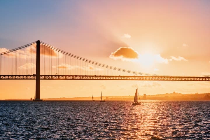 Bootsfahrt bei Sonnenuntergang auf dem Tejo thumbnail